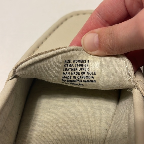 My Pillow My Slipper Moccasins Leather Women’s Size 9 Beige Slip On House Shoes - Picture 9 of 9